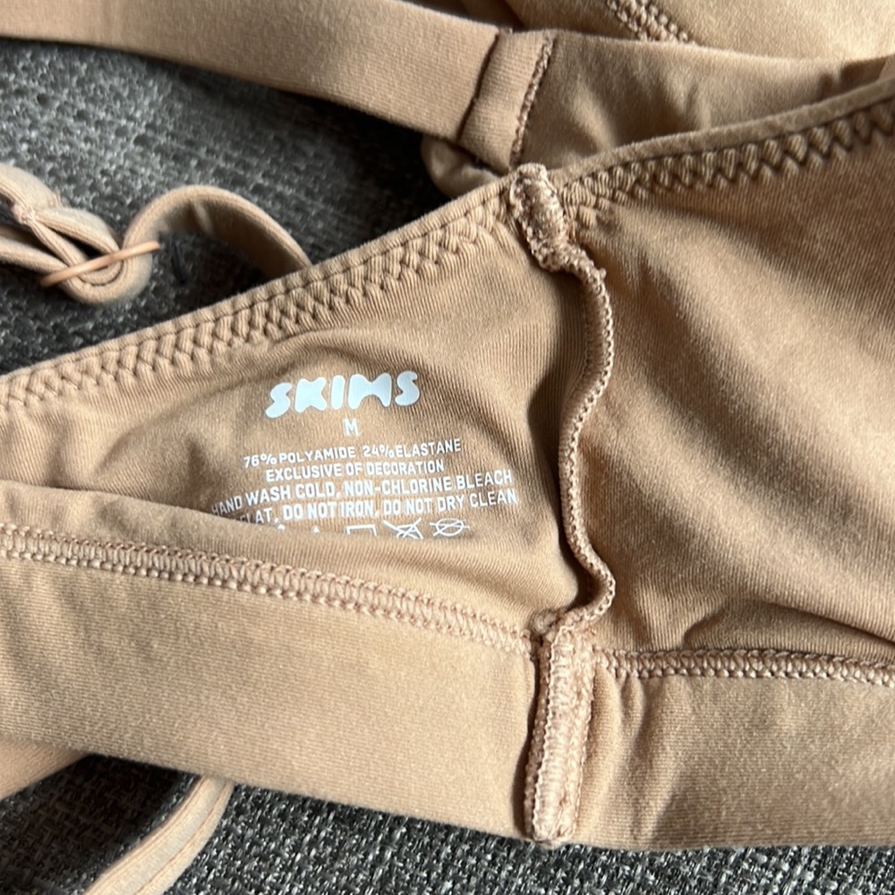 Skims Scoop Neck Bra - Picture 12 of 12
